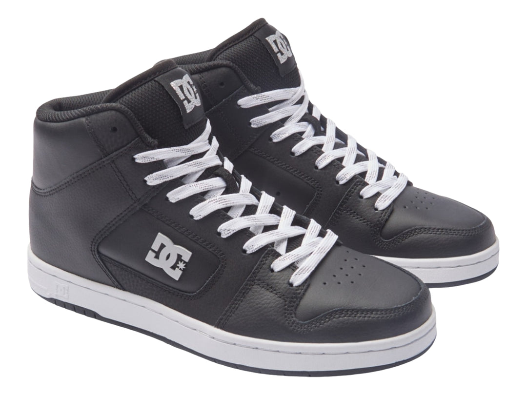 Tenis DC Shoes modelo Manteca 4 HI en color negro con suela y agujetas blancas.