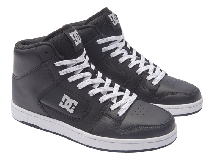 Tenis DC Shoes modelo Manteca 4 HI en color negro con suela y agujetas blancas.