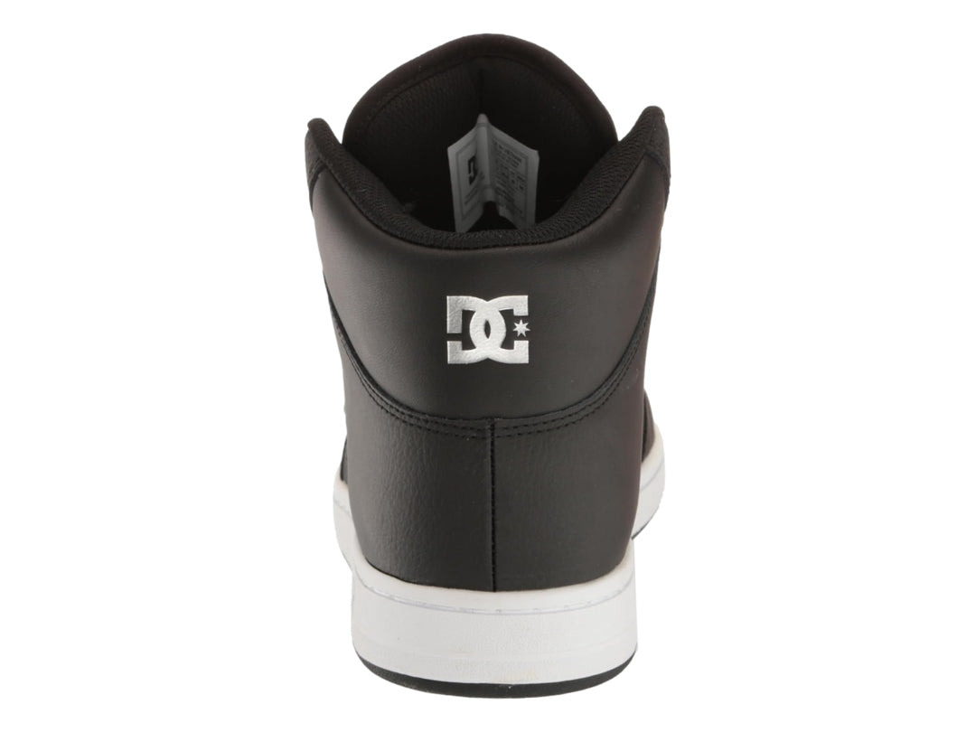Tenis DC Shoes modelo Manteca 4 HI en color negro con suela y agujetas blancas.