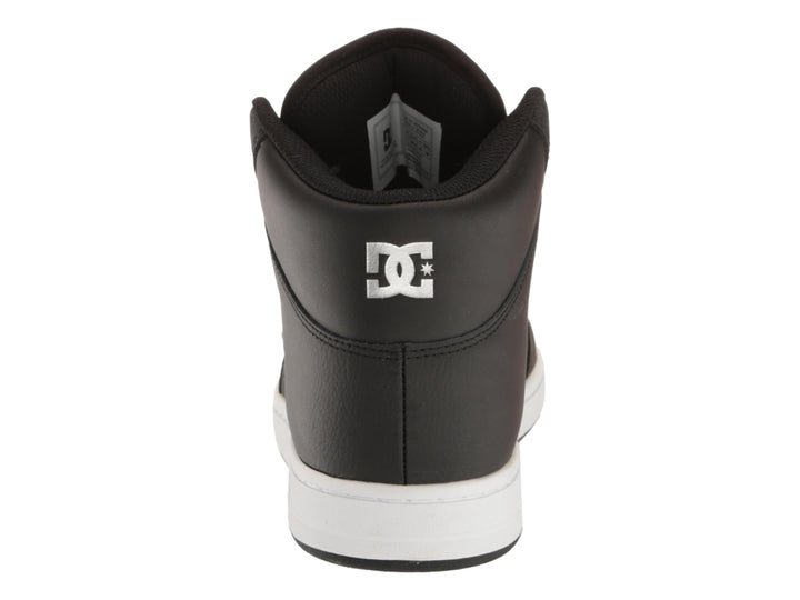 Tenis DC Shoes modelo Manteca 4 HI en color negro con suela y agujetas blancas.
