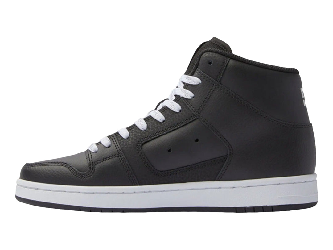 Tenis DC Shoes modelo Manteca 4 HI en color negro con suela y agujetas blancas.