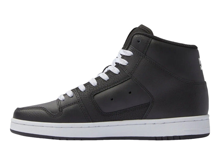 Tenis DC Shoes modelo Manteca 4 HI en color negro con suela y agujetas blancas.
