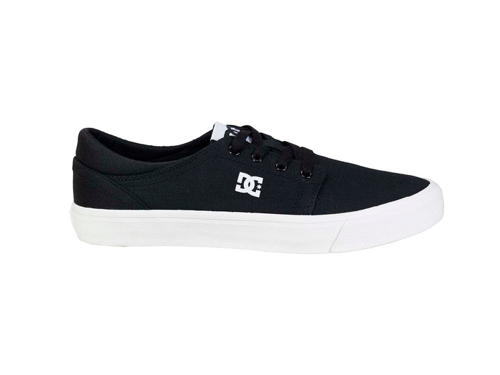 Tenis DC Shoes color negro con suela blanca y logotipo blanco en el costado.