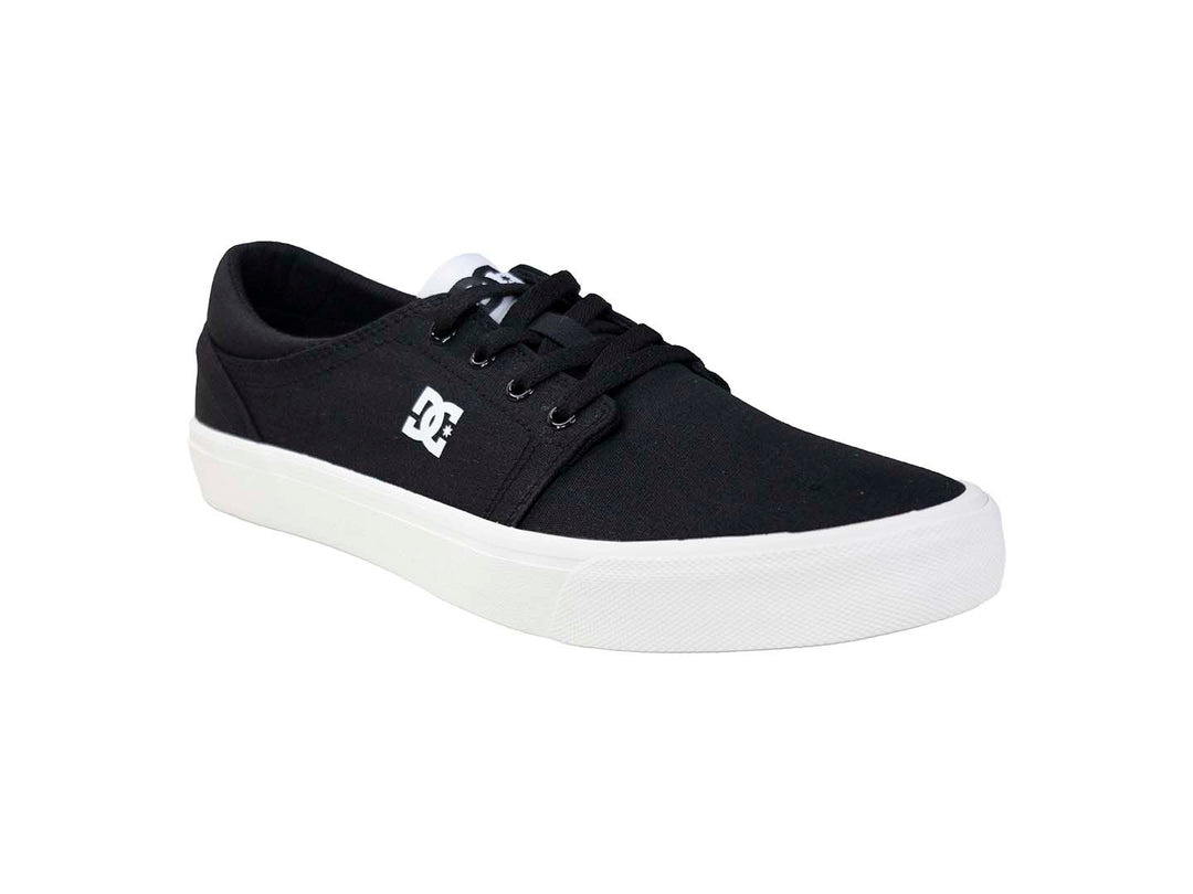 Tenis DC Shoes color negro con suela blanca y logotipo blanco en el costado.