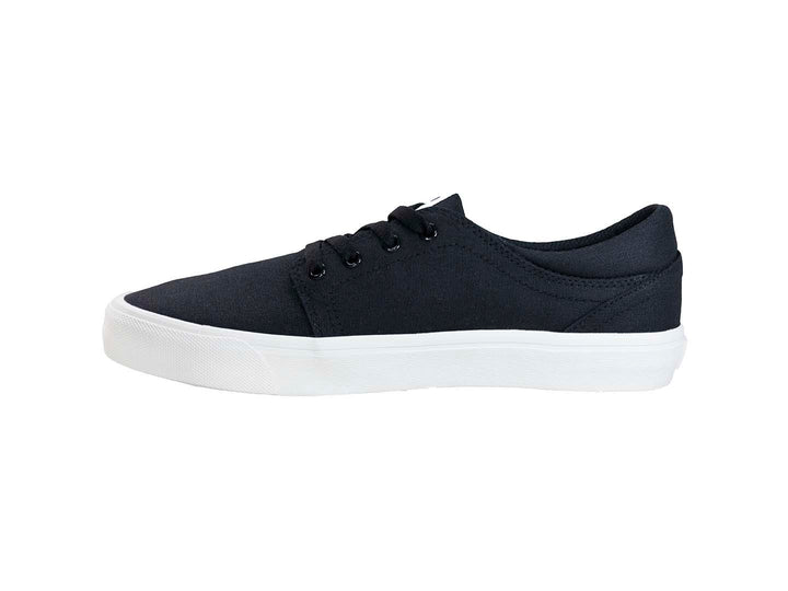 Tenis DC Shoes color negro con suela blanca y logotipo blanco en el costado.