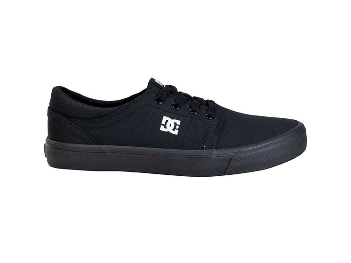 Tenis negros DC Shoes de tela con suela plana y logotipo blanco lateral.