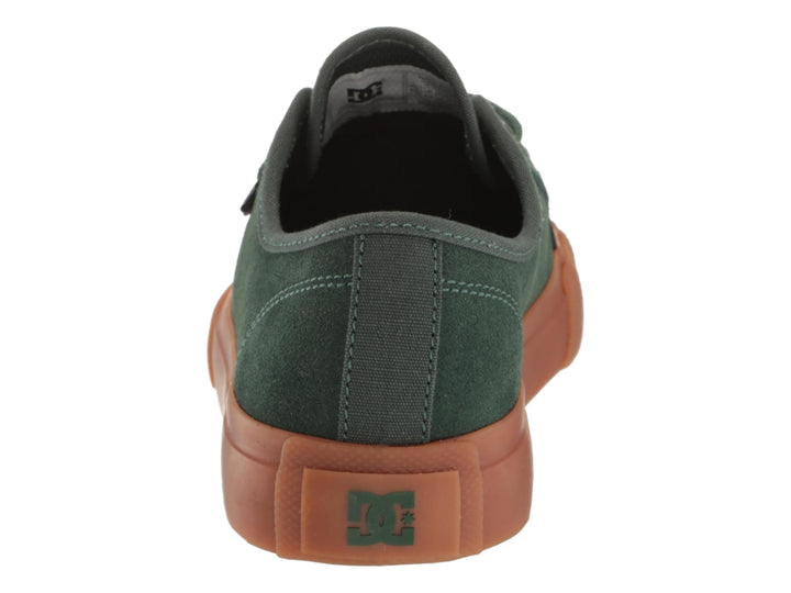 Tenis DC Shoes de corte bajo en color verde oliva con suela de goma marrón.