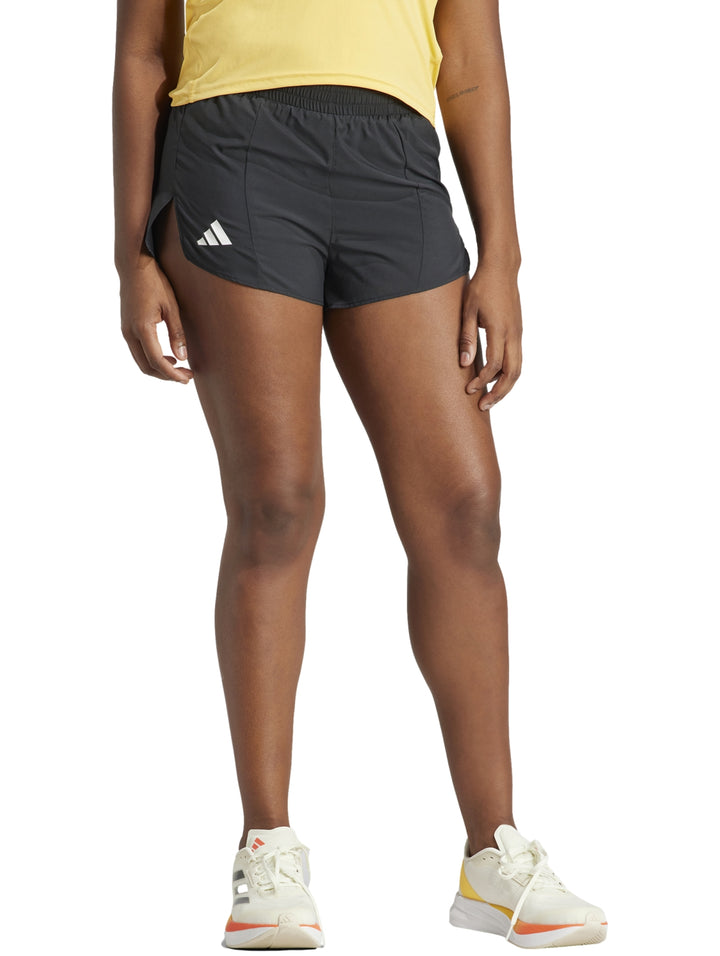 Mujer vistiendo shorts deportivos Adidas Adizero Essentials en color negro con detalles laterales.