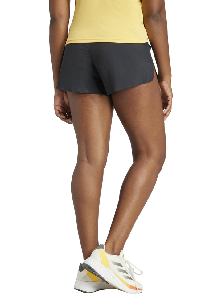 Mujer vistiendo shorts deportivos Adidas Adizero Essentials en color negro con detalles laterales.