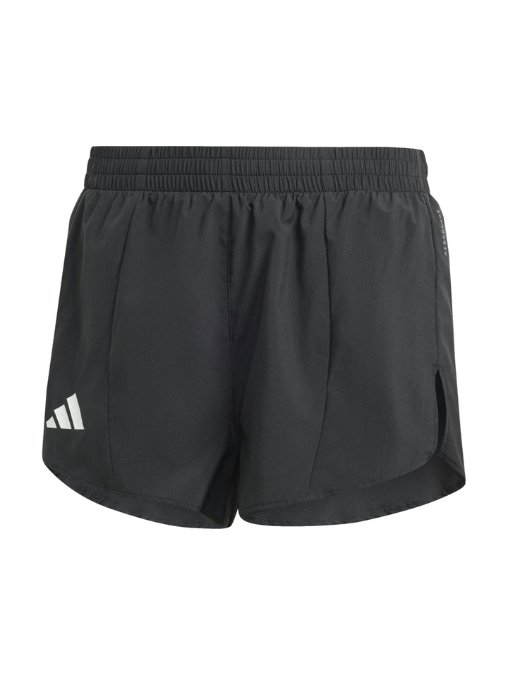 Mujer vistiendo shorts deportivos Adidas Adizero Essentials en color negro con detalles laterales.