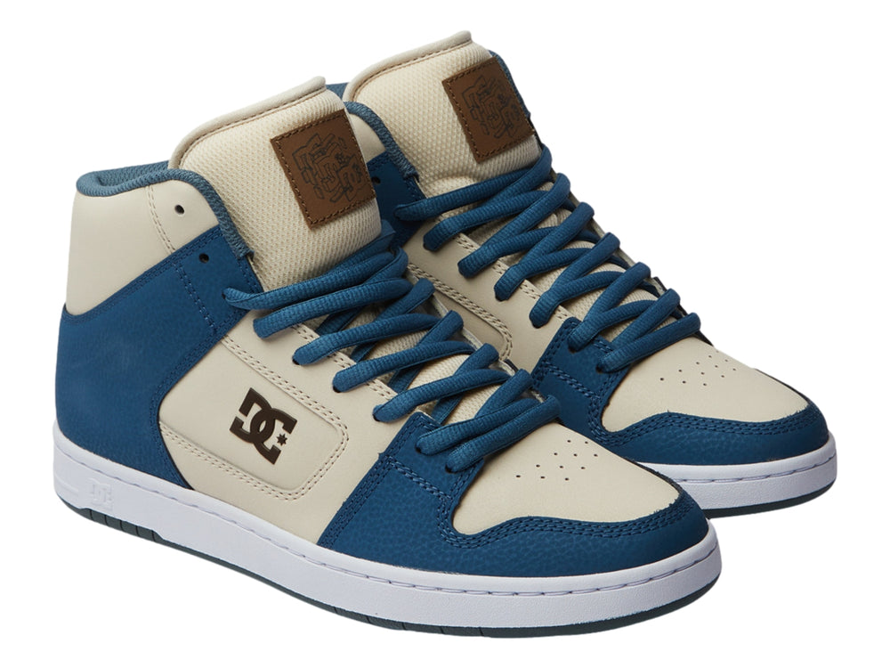Tenis DC Shoes de bota alta en colores azul y beige con suela blanca.