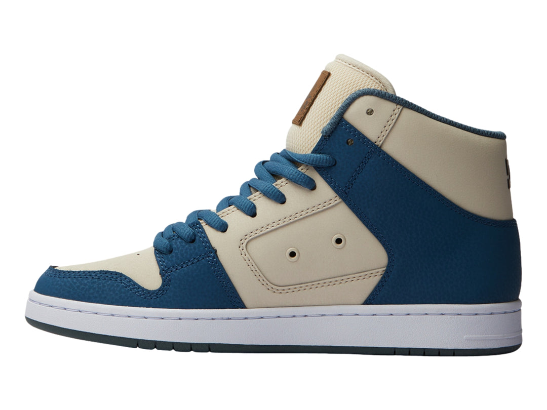 Tenis DC Shoes de bota alta en colores azul y beige con suela blanca.