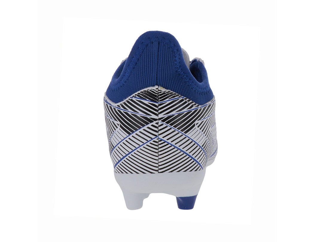 Calzado de fútbol Umbro con patrón de rayas blancas y negras y detalles en azul royal.