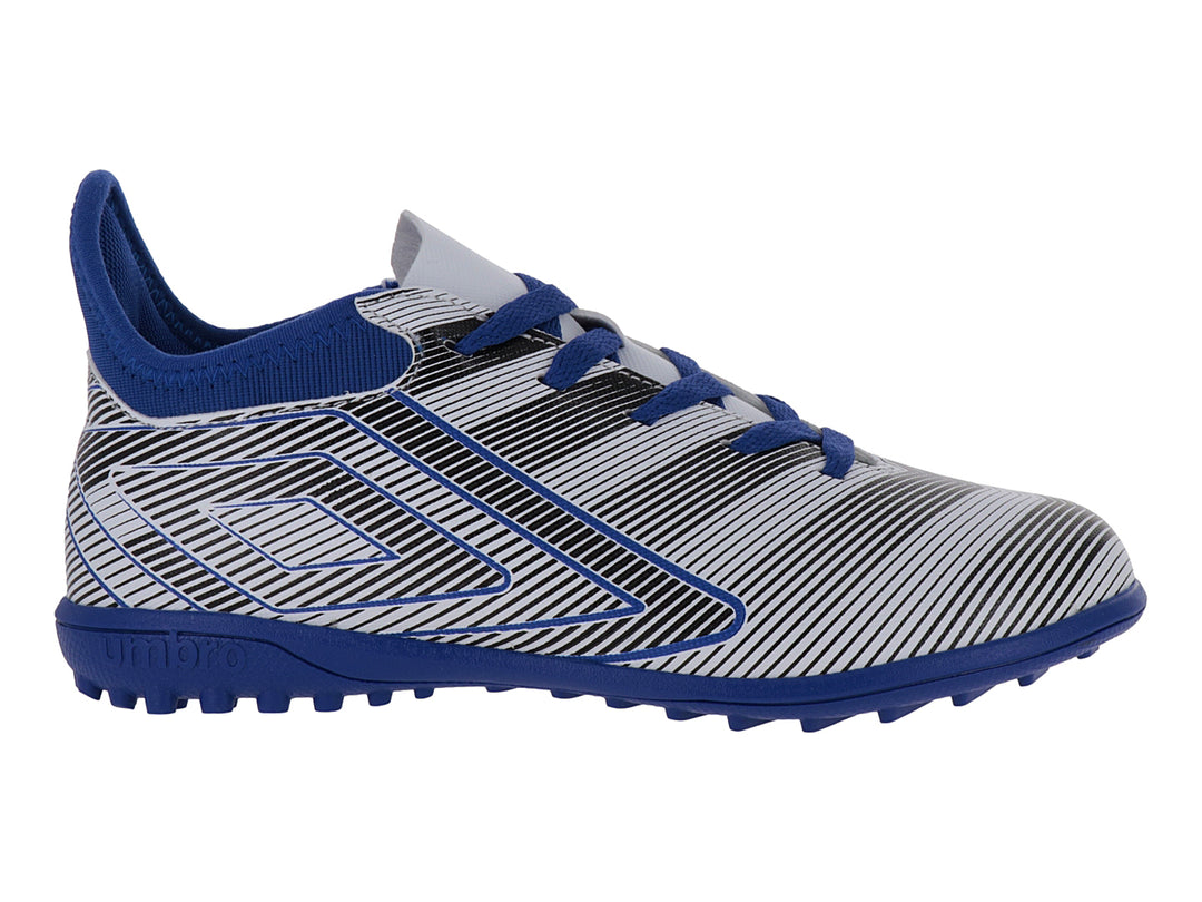 Zapato de fútbol Umbro con diseño de rayas blancas y negras y detalles en azul royal.