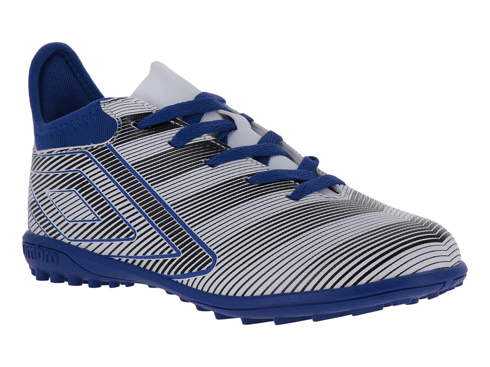 Zapato de fútbol Umbro con diseño de rayas blancas y negras y detalles en azul royal.