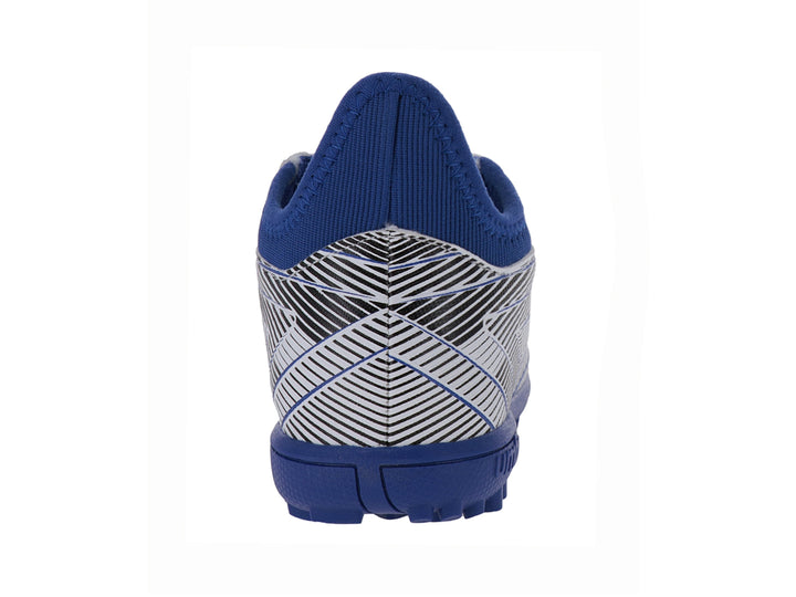 Zapato de fútbol Umbro con diseño de rayas blancas y negras y detalles en azul royal.