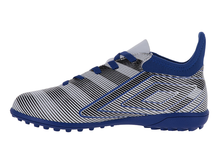 Zapato de fútbol Umbro con diseño de rayas blancas y negras y detalles en azul royal.
