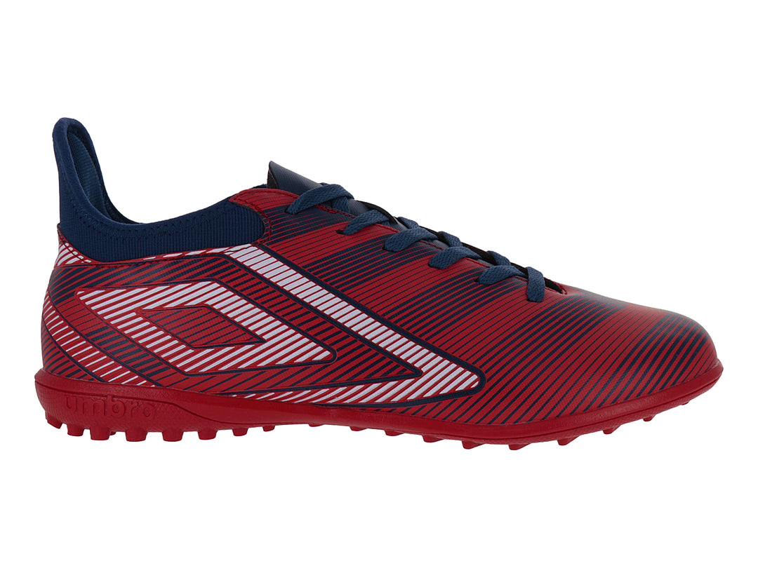 Zapato de fútbol Umbro color rojo con rayas blancas y detalles en azul, suela para terreno sintético.