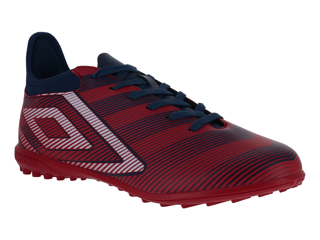Zapato de fútbol Umbro color rojo con rayas blancas y detalles en azul, suela para terreno sintético.