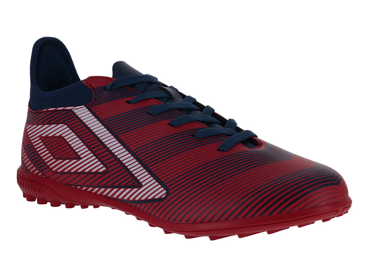 Zapato de fútbol Umbro color rojo con rayas blancas y detalles en azul, suela para terreno sintético.