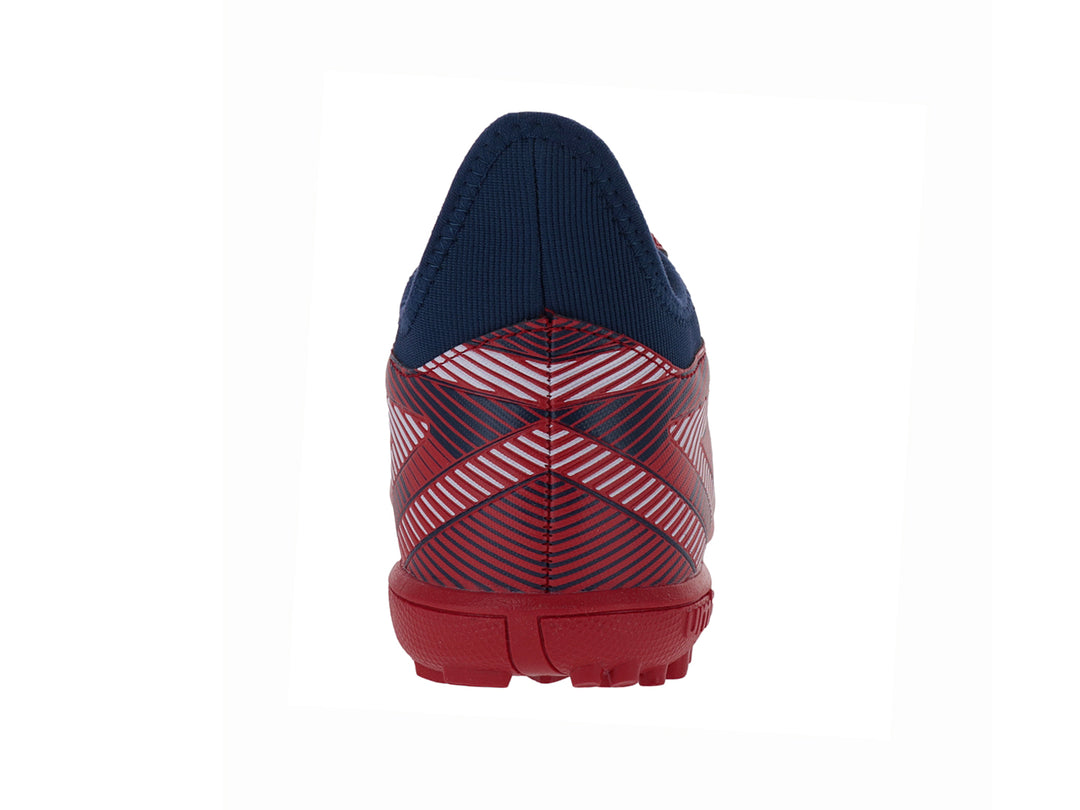 Zapato de fútbol Umbro color rojo con rayas blancas y detalles en azul, suela para terreno sintético.