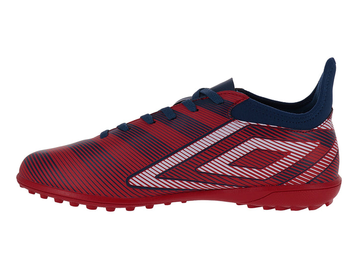 Zapato de fútbol Umbro color rojo con rayas blancas y detalles en azul, suela para terreno sintético.