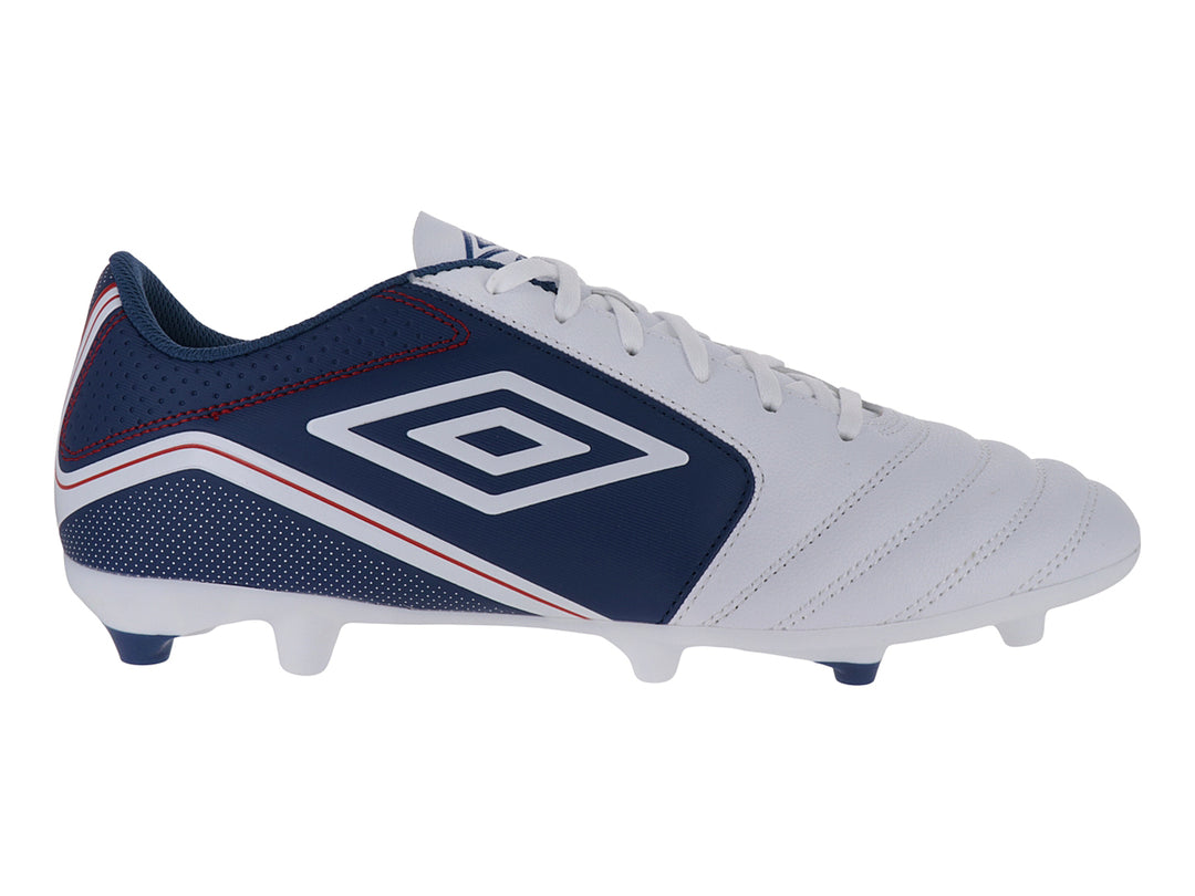 Zapato de fútbol Umbro color blanco y azul con detalles rojos y suela de tacos.