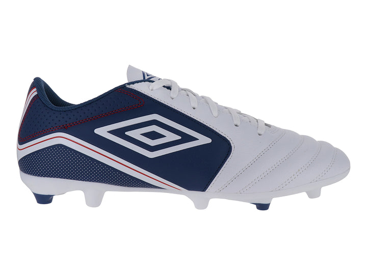 Zapato de fútbol Umbro color blanco y azul con detalles rojos y suela de tacos.
