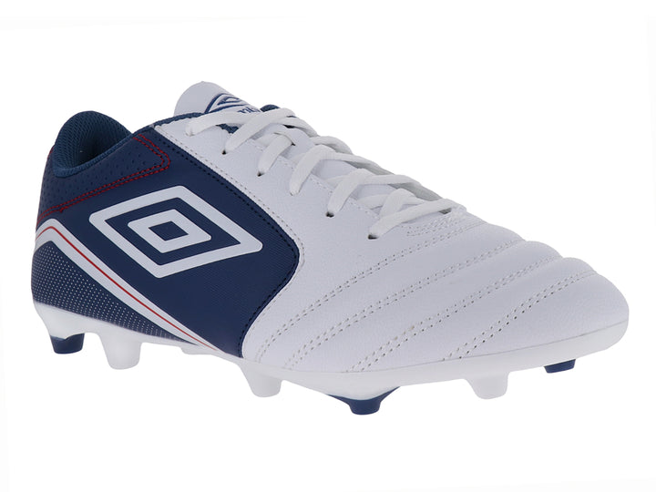 Zapato de fútbol Umbro color blanco y azul con detalles rojos y suela de tacos.