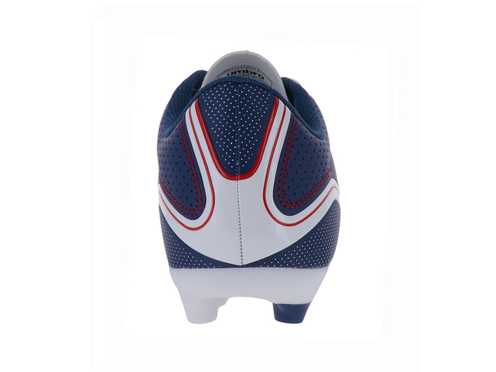 Zapato de fútbol Umbro color blanco y azul con detalles rojos y suela de tacos.