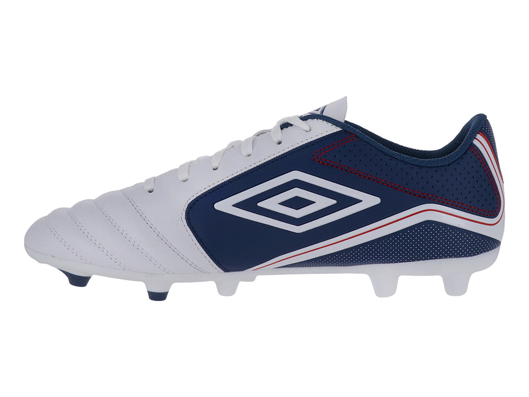 Zapato de fútbol Umbro color blanco y azul con detalles rojos y suela de tacos.