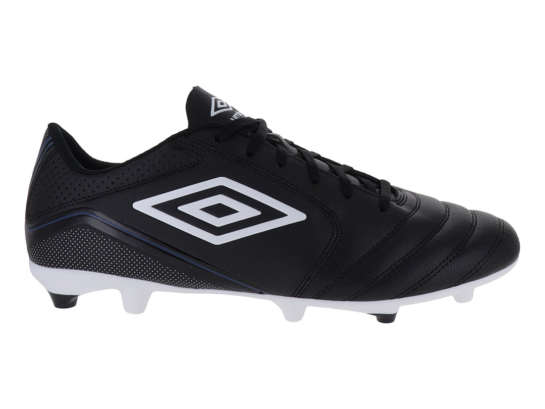 Zapato de fútbol Umbro color negro con suela blanca y logotipo blanco en el lateral.