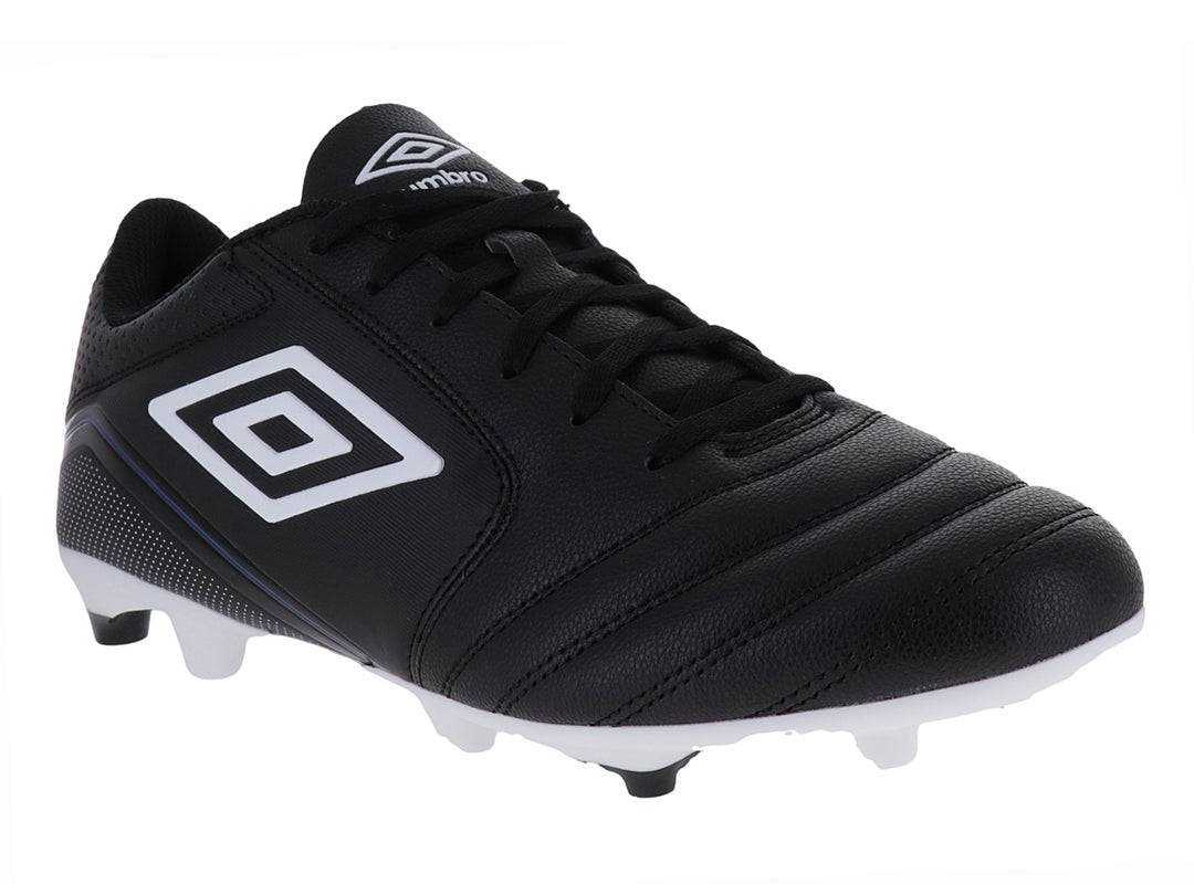 Zapato de fútbol Umbro color negro con suela blanca y logotipo blanco en el lateral.