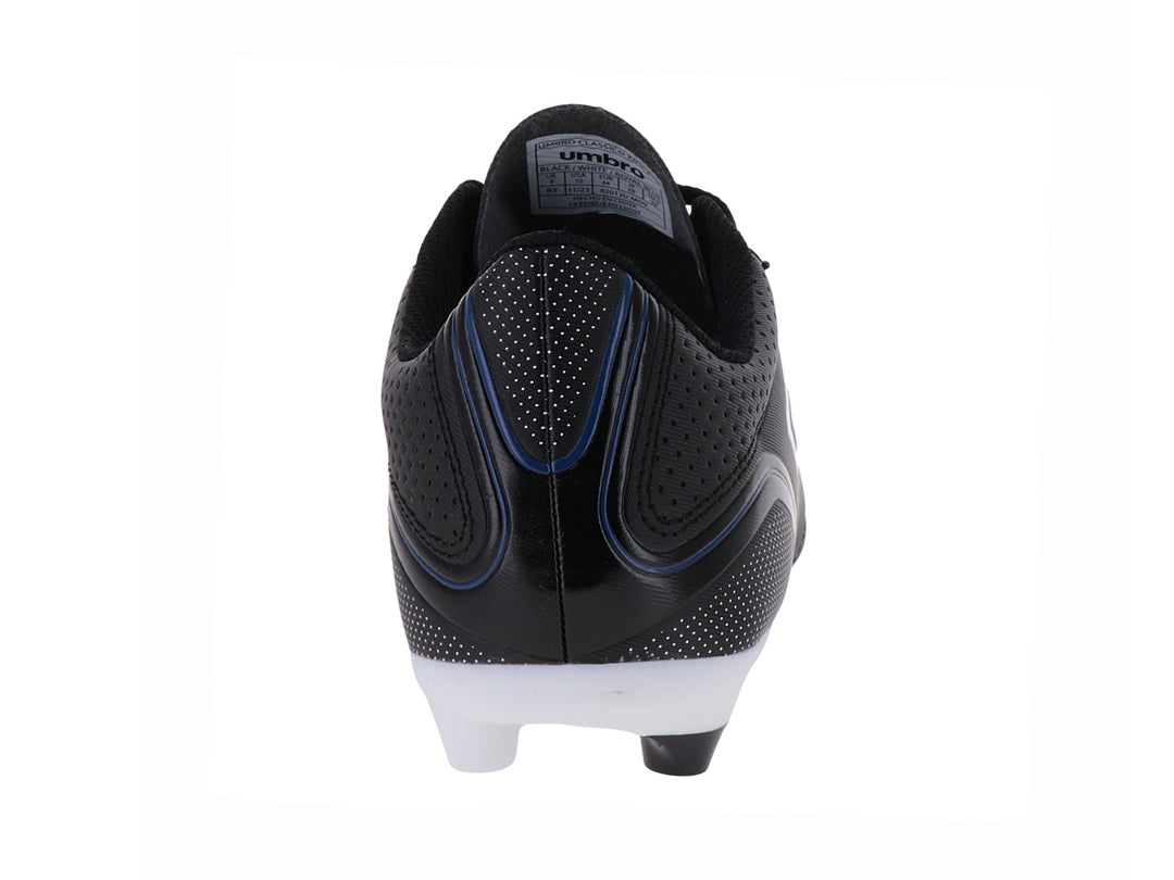 Zapato de fútbol Umbro color negro con suela blanca y logotipo blanco en el lateral.
