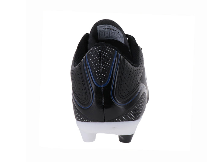 Zapato de fútbol Umbro color negro con suela blanca y logotipo blanco en el lateral.