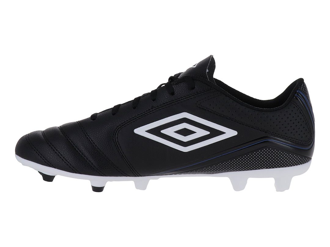 Zapato de fútbol Umbro color negro con suela blanca y logotipo blanco en el lateral.