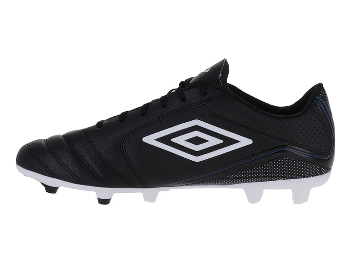 Zapato de fútbol Umbro color negro con suela blanca y logotipo blanco en el lateral.