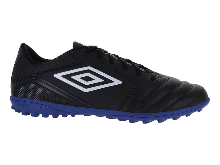 Zapato de fútbol Umbro negro con suela azul y logotipo blanco.