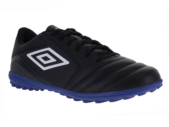 Zapato de fútbol Umbro negro con suela azul y logotipo blanco.