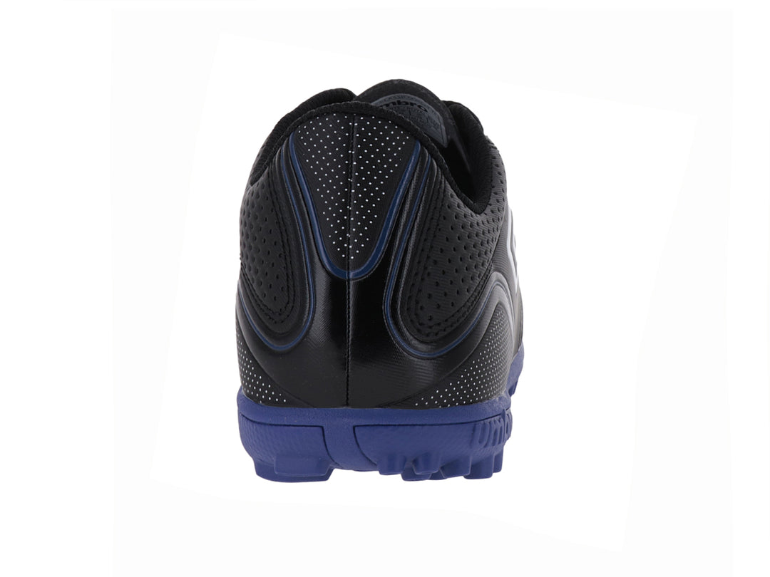 Zapato de fútbol Umbro negro con suela azul y logotipo blanco.