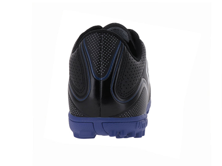 Zapato de fútbol Umbro negro con suela azul y logotipo blanco.