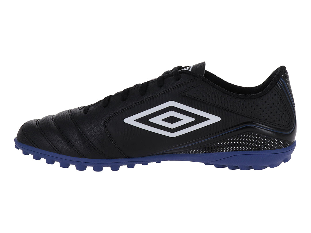 Zapato de fútbol Umbro negro con suela azul y logotipo blanco.