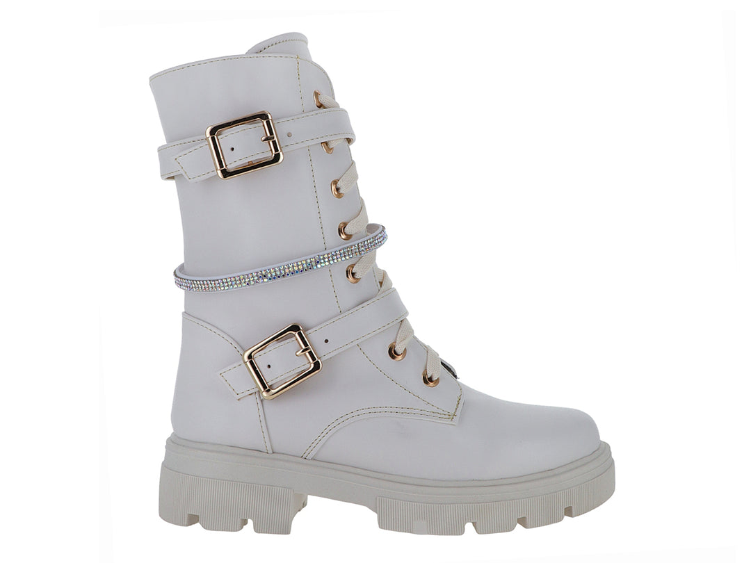 Bota color latte con suela track, hebillas doradas y una correa con detalles de brillantes.