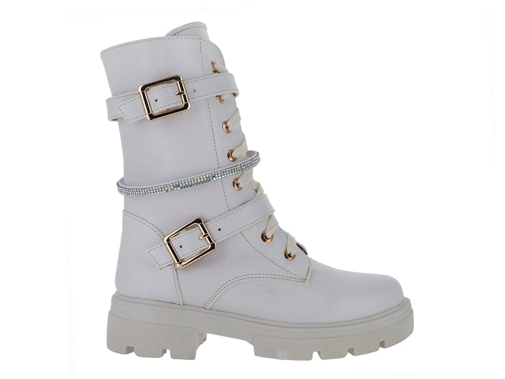 Bota color latte con suela track, hebillas doradas y una correa con detalles de brillantes.