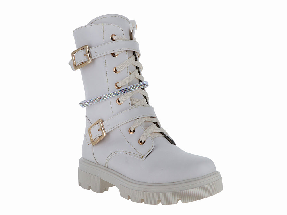 Bota color latte con suela track, hebillas doradas y una correa con detalles de brillantes.
