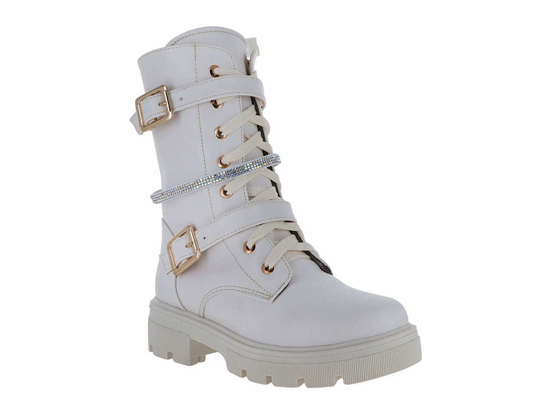 Bota color latte con suela track, hebillas doradas y una correa con detalles de brillantes.