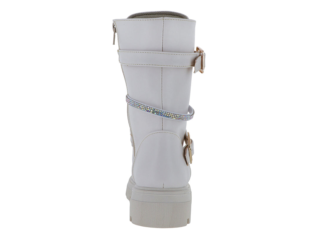 Bota color latte con suela track, hebillas doradas y una correa con detalles de brillantes.
