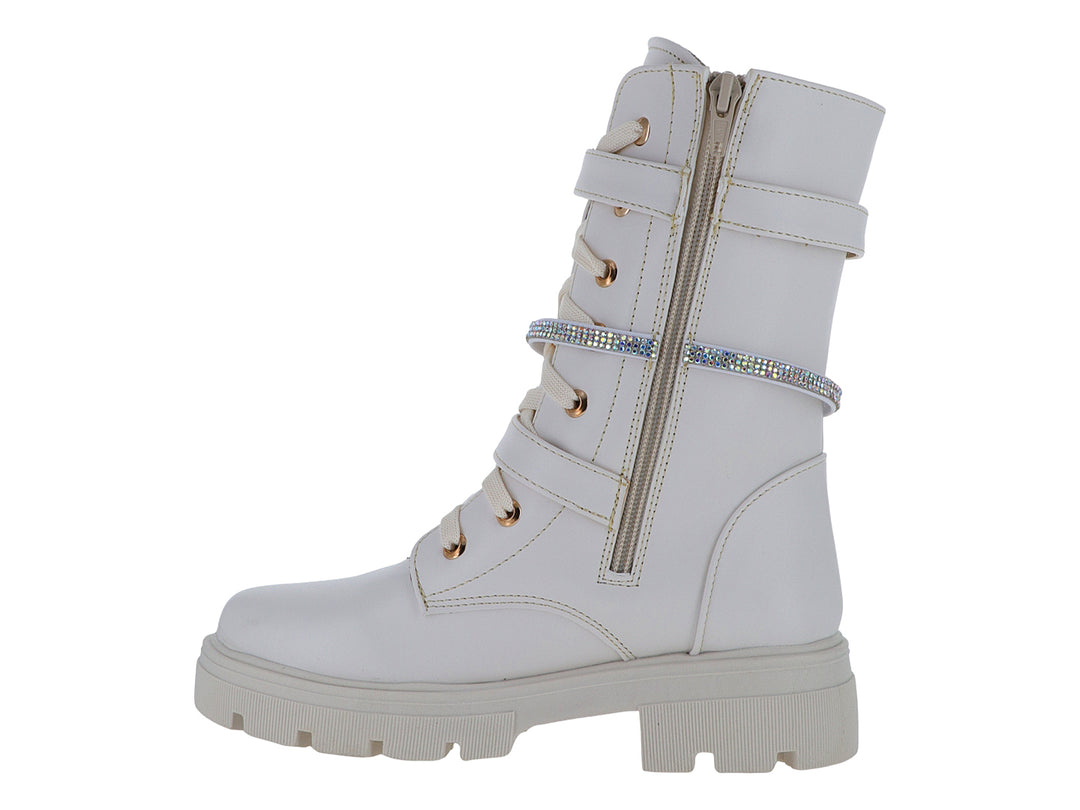 Bota color latte con suela track, hebillas doradas y una correa con detalles de brillantes.