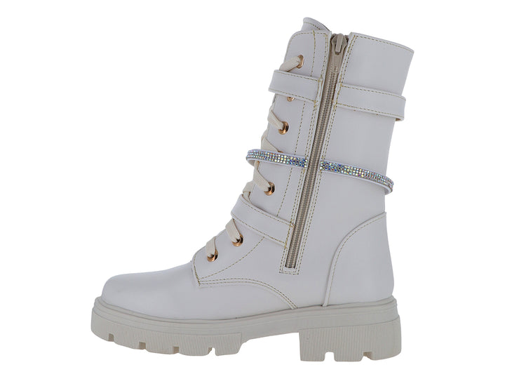 Bota color latte con suela track, hebillas doradas y una correa con detalles de brillantes.