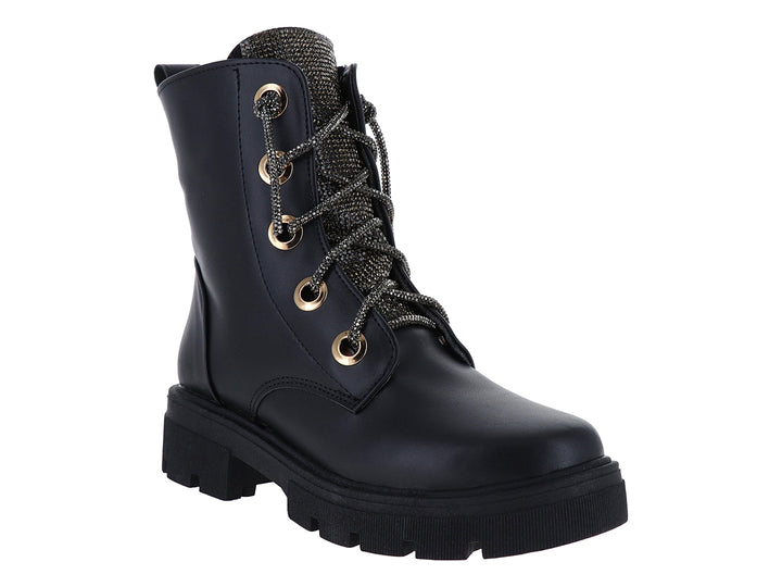 Bota negra con suela track, detalles brillantes en el cuello y ojetes dorados.